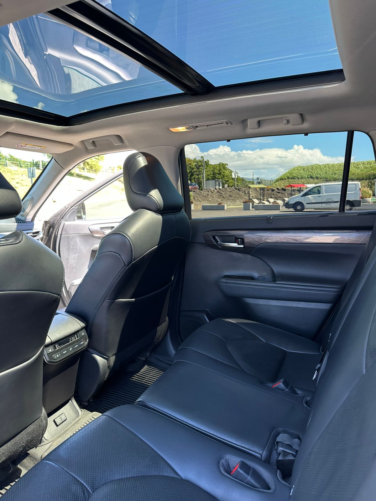 Intérieur premium du Toyota Highlander Grand SUV Zenloc VTC